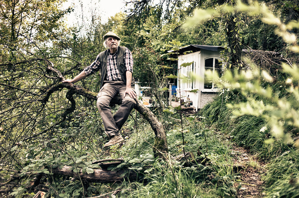 Der Schriftsteller Heinrich Dosedla in seinem Garten